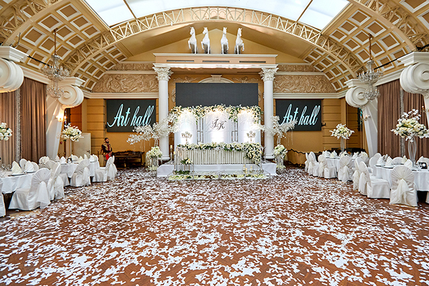 Банкетный зал «Триумф» Расстановка столов свадебного банкета с молодоженами в центре. Черно белый